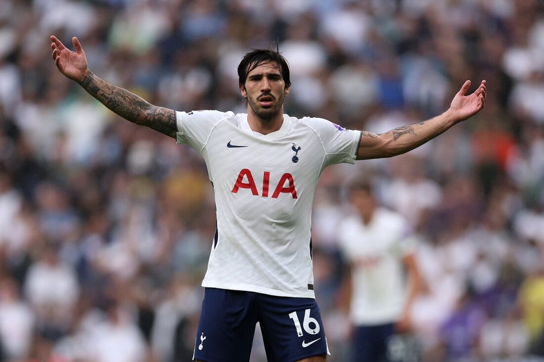 Premier League summer spending tops £3.3bn, a new transfer record