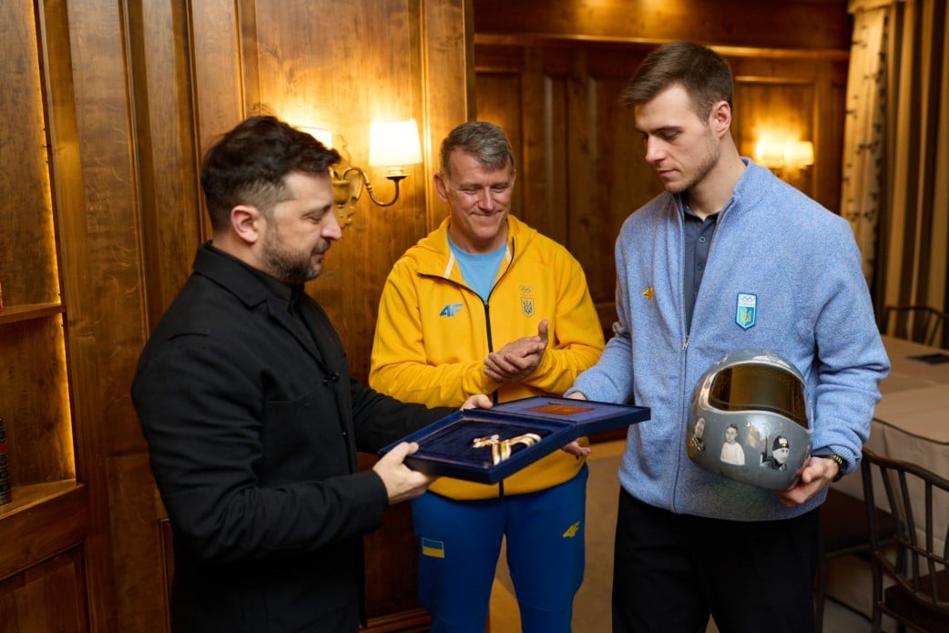 Vladyslav Heraskevych receiving the Order of Liberty from President Zelenskyy, holding the helmet of remembrance